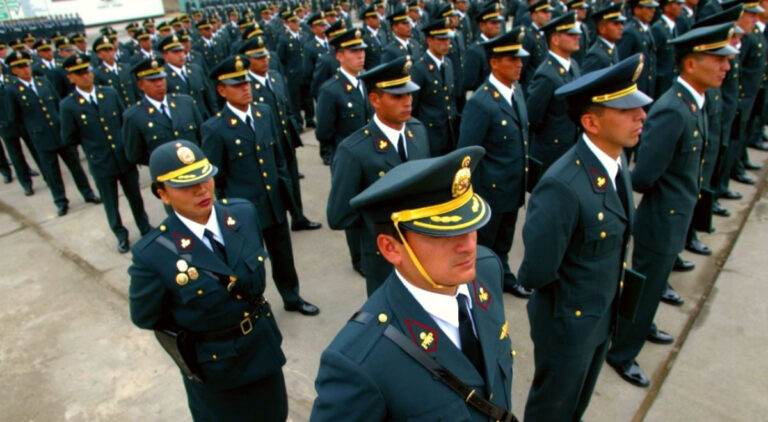 ¿Cuáles son los rangos de la Policía Nacional del Perú?