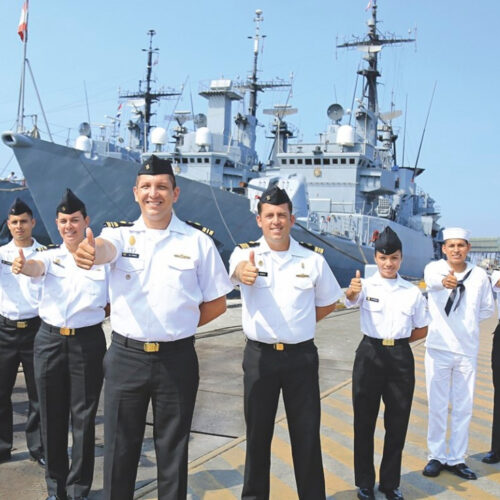 ¿Cuáles son los rangos en la Marina de Guerra del Perú?