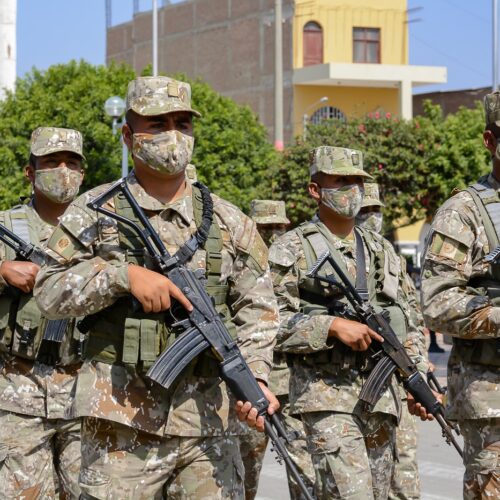 Cuáles son los rangos militares del ejército peruano