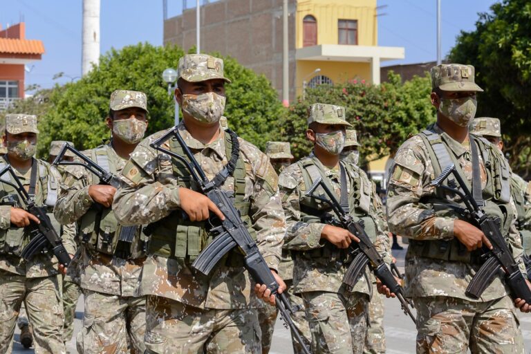 Cuáles son los rangos militares del ejército peruano